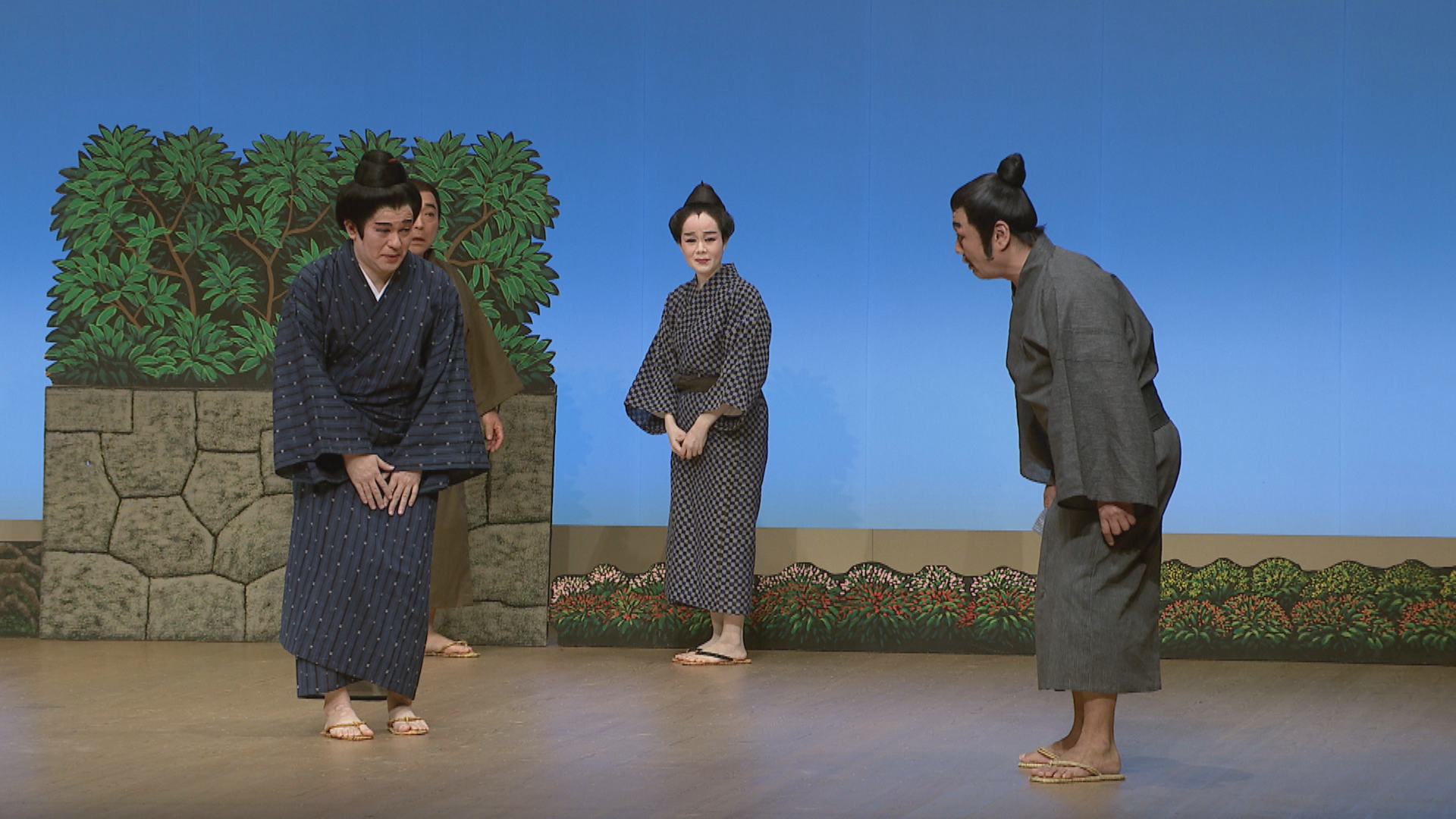 “ウチナー芝居”といわれる郷土芸能文化を65年間にわたって継承してきた功績
