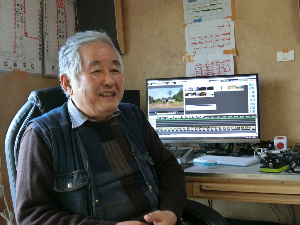 相田さんは『移住50年目の乗船名簿』を自宅のパソコンを使い、半年かけて編集した(2019年撮影)