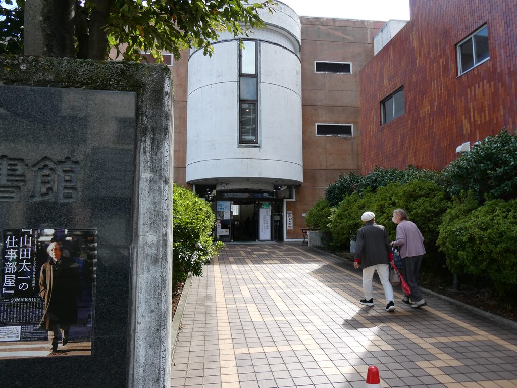 常設展示のポスターが掲げられた湯河原町立図書館の入り口
