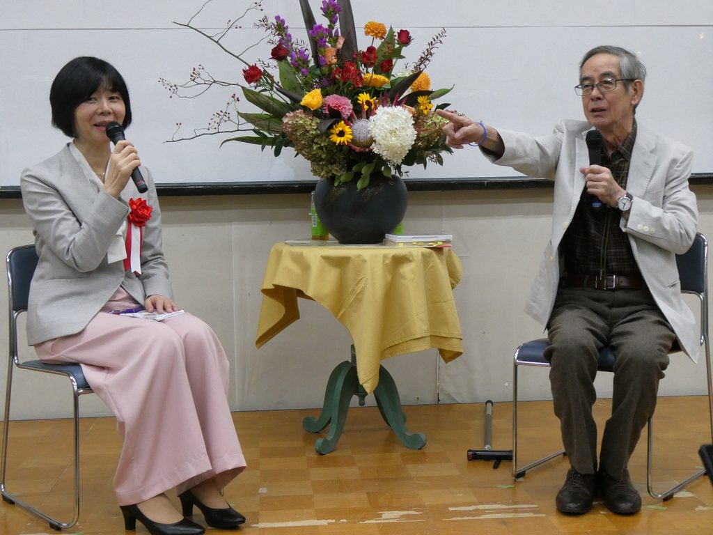 トークショーで語り合う小倉蒼蛙さん（右）と長谷川佐江子さん